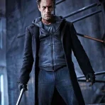 aaron-eckhart-i-frankenstein-coat.webp